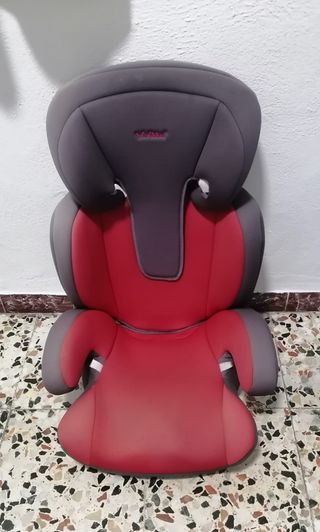 Silla de coche infantil gris y roja