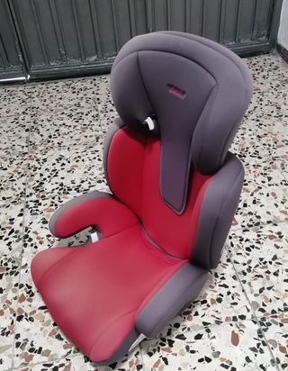 Silla de coche infantil gris y roja