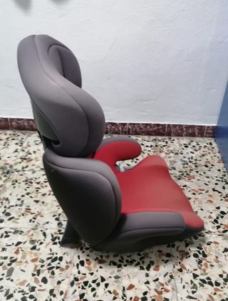 Silla de coche infantil gris y roja