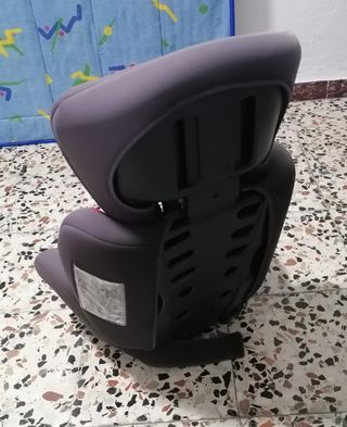 Silla de coche infantil gris y roja