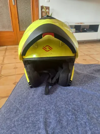 Casco modular amarillo talla L, con doble visera.