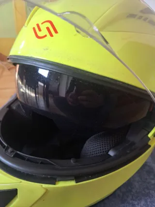 Casco modular amarillo talla L, con doble visera.