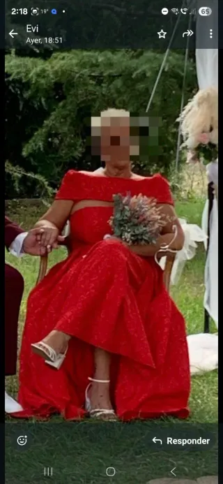 Vestido de fiesta rojo lleva sobre falda