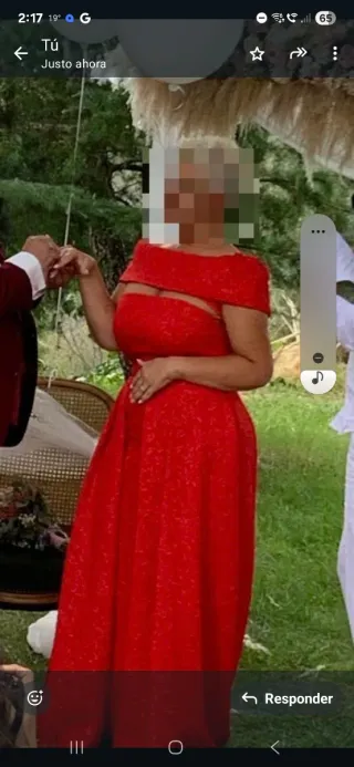 Vestido de fiesta rojo lleva sobre falda