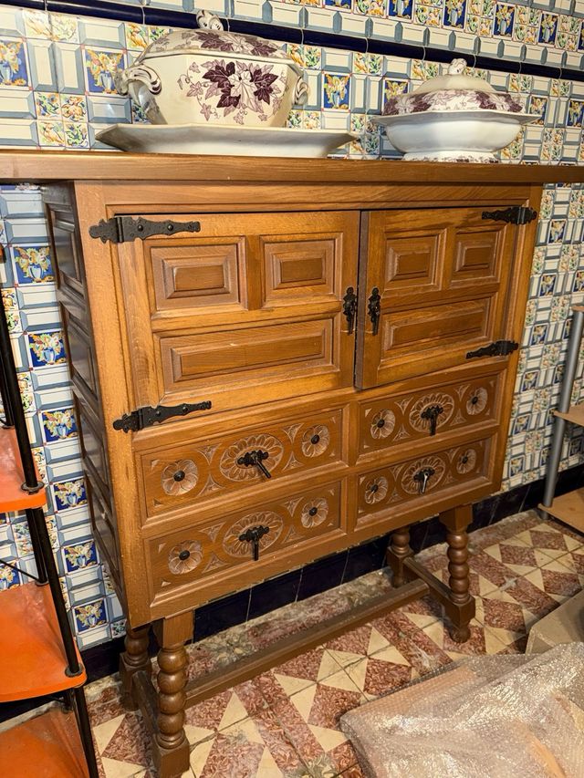 Mueble antiguo de madera