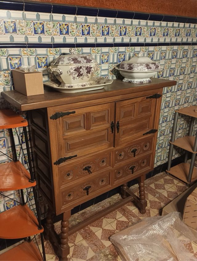 Mueble antiguo de madera