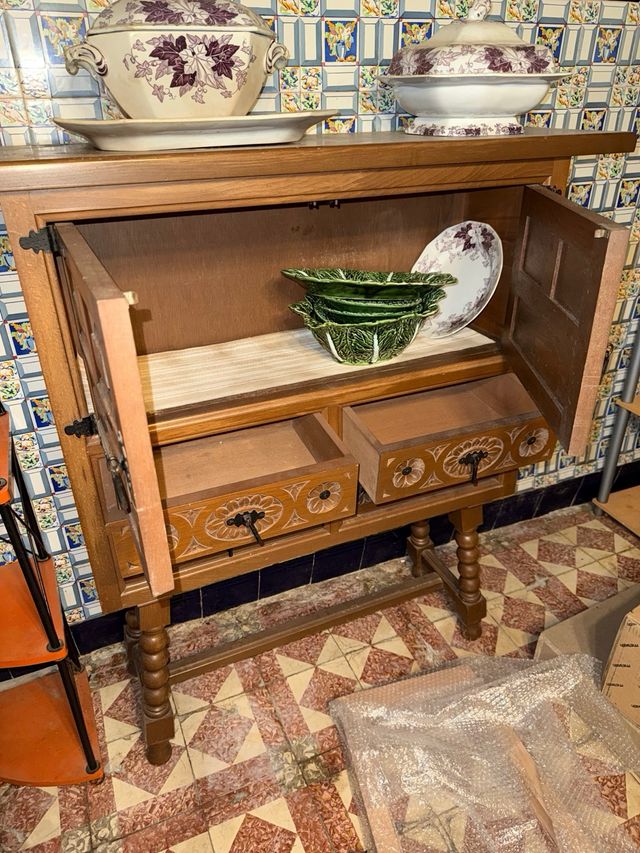 Mueble antiguo de madera
