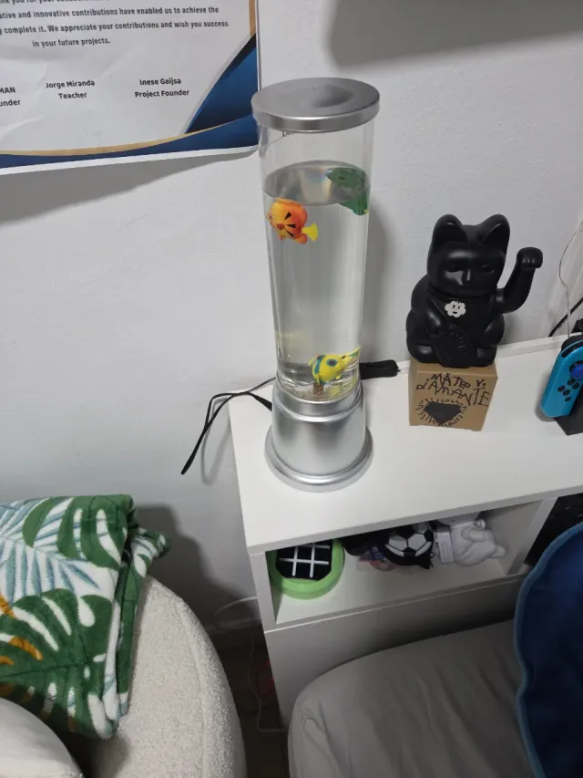Pecera de juguete con peces y luz