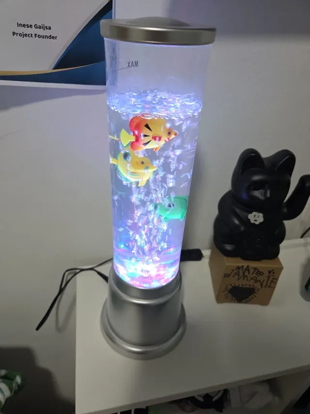Pecera de juguete con peces y luz