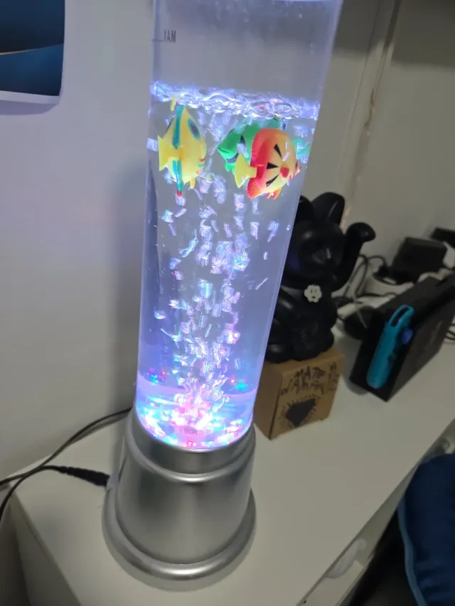 Pecera de juguete con peces y luz