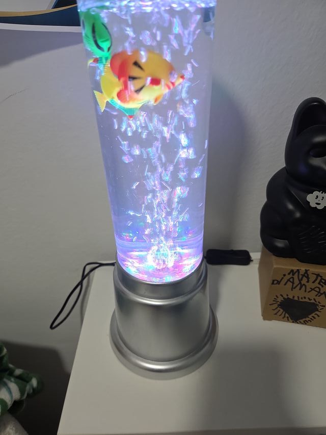 Pecera de juguete con peces y luz