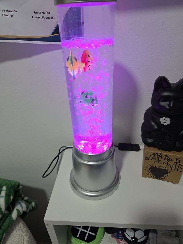 Pecera de juguete con peces y luz