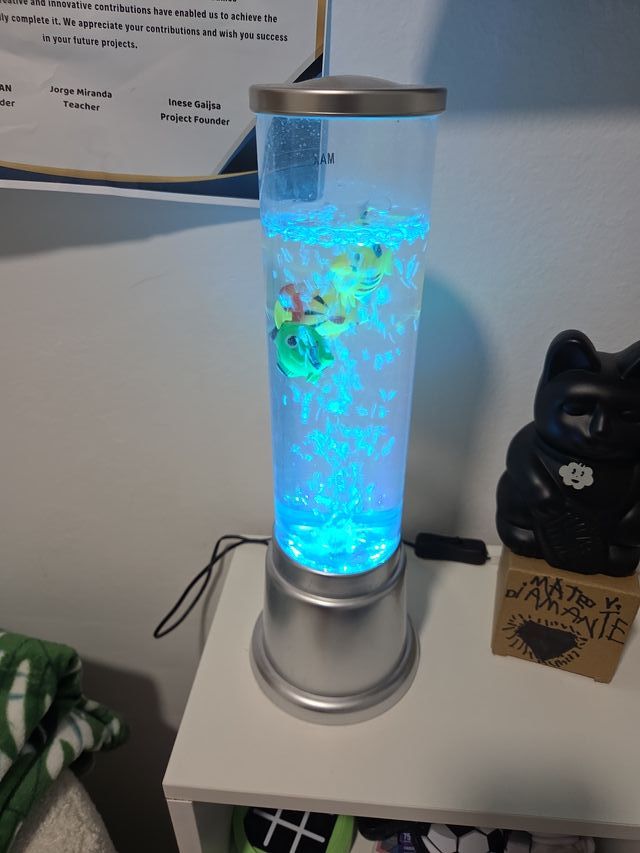 Pecera de juguete con peces y luz