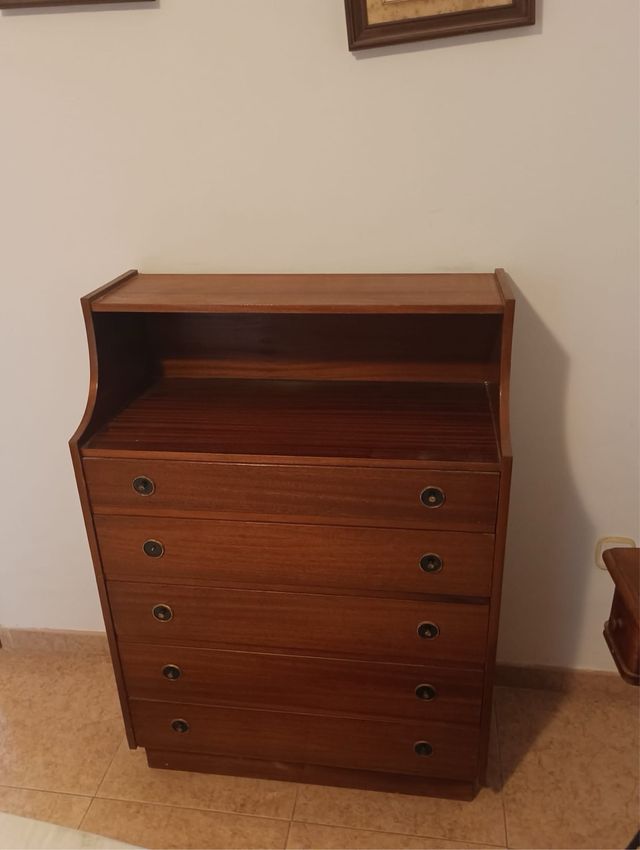 Mueble antiguo de madera
