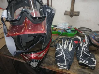 Casco y guantes de motocross