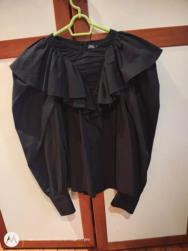 Camisa Zara Negra Volantes en babero+ pitillo.