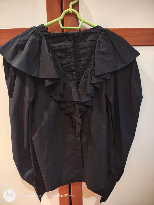 Camisa Zara Negra Volantes en babero+ pitillo.