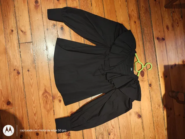 Camisa Zara Negra Volantes en babero+ pitillo.