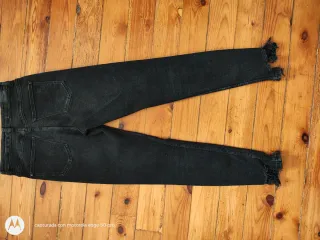 Camisa Zara Negra Volantes en babero+
pitillo.
