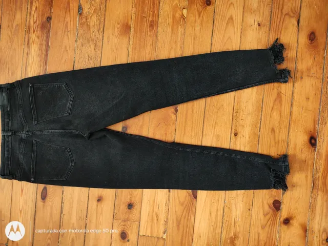 Camisa Zara Negra Volantes en babero+ pitillo.