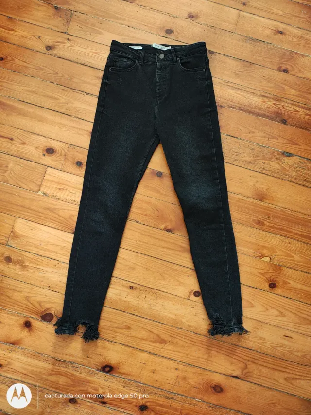 Camisa Zara Negra Volantes en babero+ pitillo.