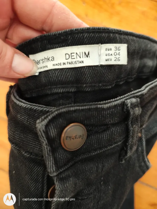 Camisa Zara Negra Volantes en babero+ pitillo.