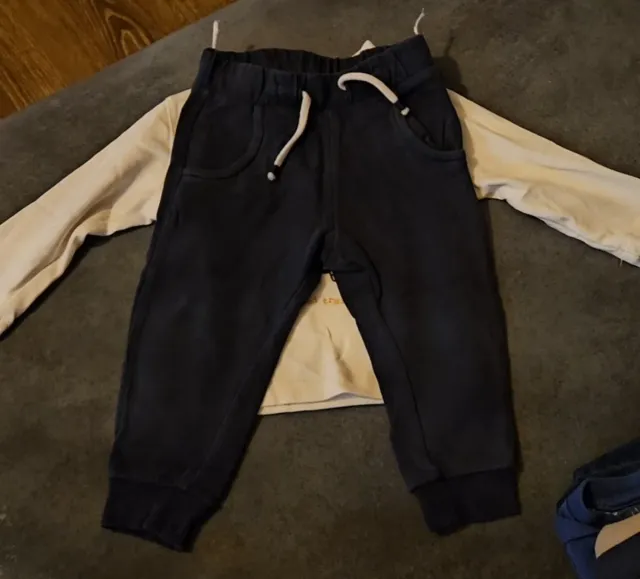 Dos camisetas y dos pantalones niño