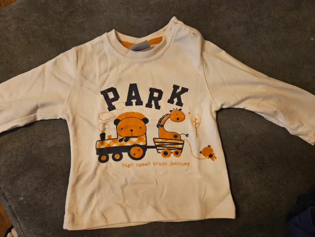 Dos camisetas y dos pantalones niño