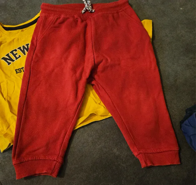 Dos camisetas y dos pantalones niño