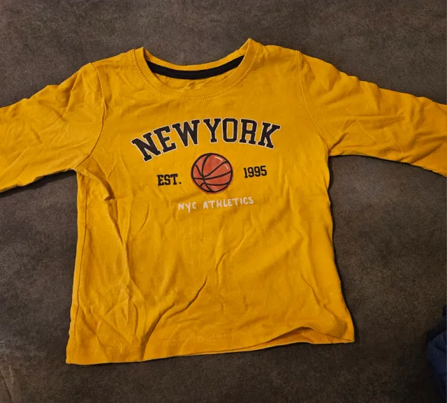 Dos camisetas y dos pantalones niño