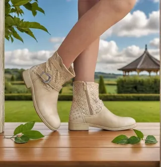 Botines beige con tachuelas y hebilla