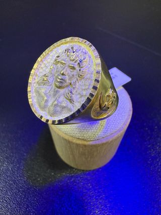 Sello de oro 18k con figura
