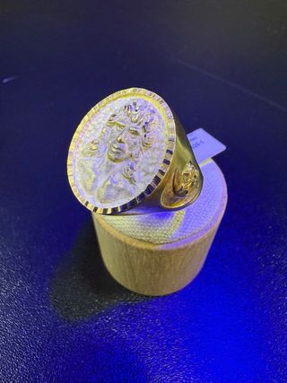 Sello de oro 18k con figura
