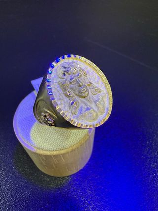 Sello de oro 18k con figura