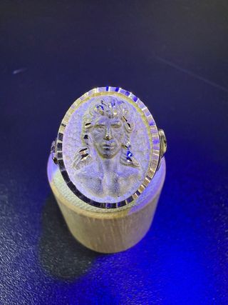 Sello de oro 18k con figura