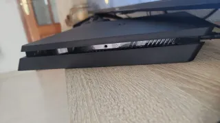 PS4 Slim 1TB (PlayStation4) +2 Dualshock 4 + juego