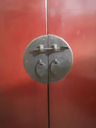 Armadio cinese basso rosso