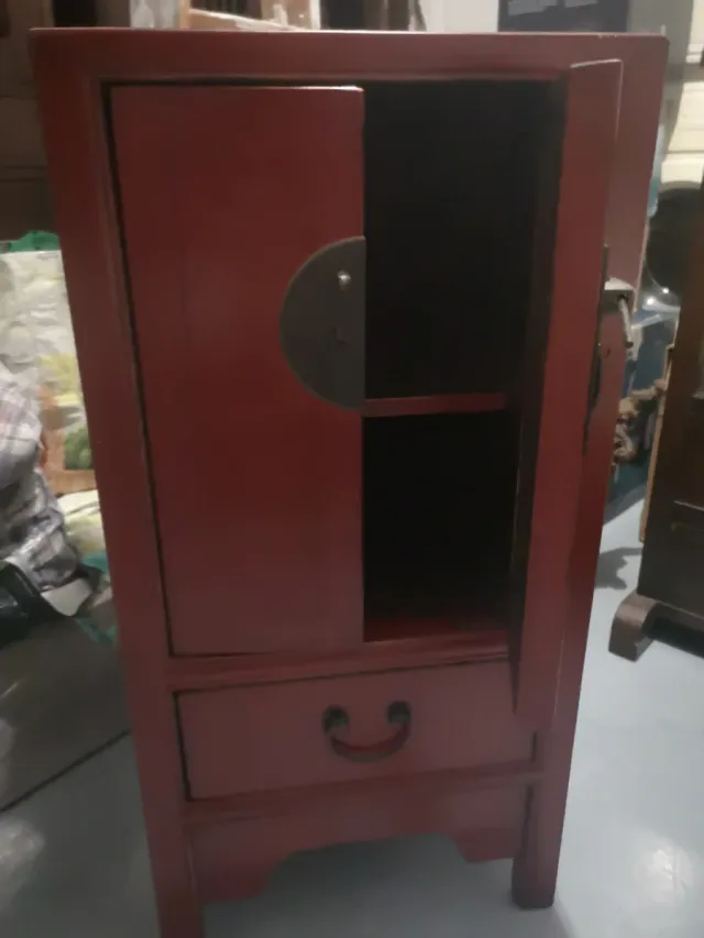 Roupeiro Chinês Baixo Vermelho