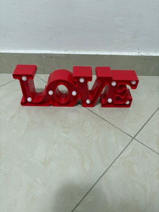 Decorazione LOVE luminosa rossa