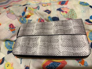 Cartera de mano efecto piel serpiente