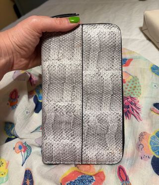 Cartera de mano efecto piel serpiente