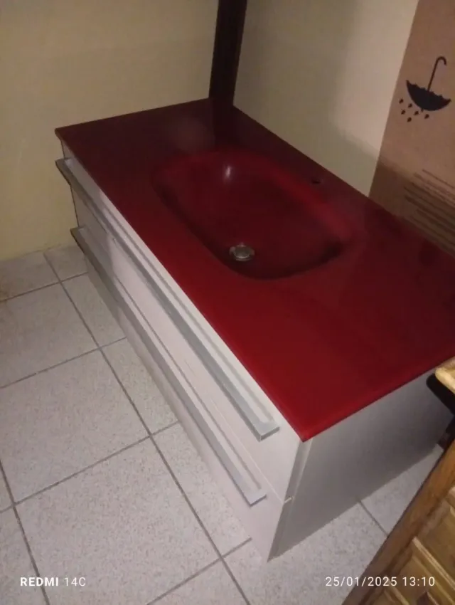 Mueble de baño con lavabo y espejo