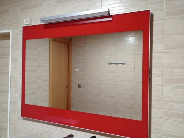 Mueble de baño con lavabo y espejo