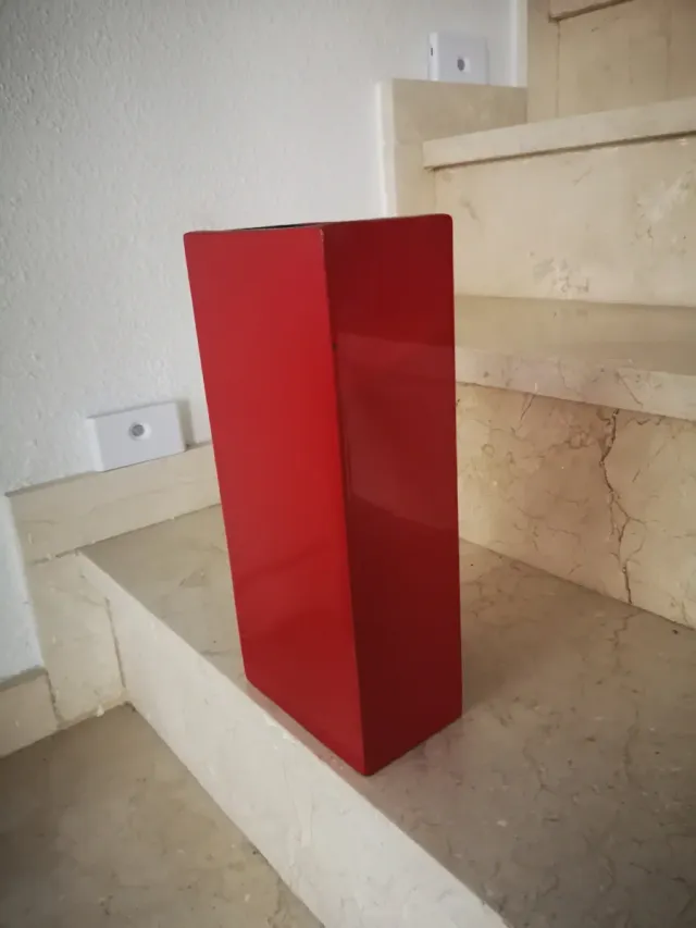Vaso de madeira vermelho
