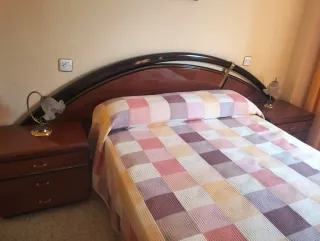 Cabecero de cama y mesillas de noche
