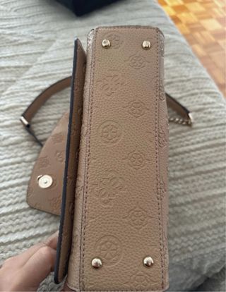 Mala Guess bege com padrão