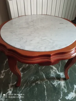 Mesa de centro de madera con tapa de mármol