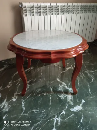 Mesa de centro de madera con tapa de mármol