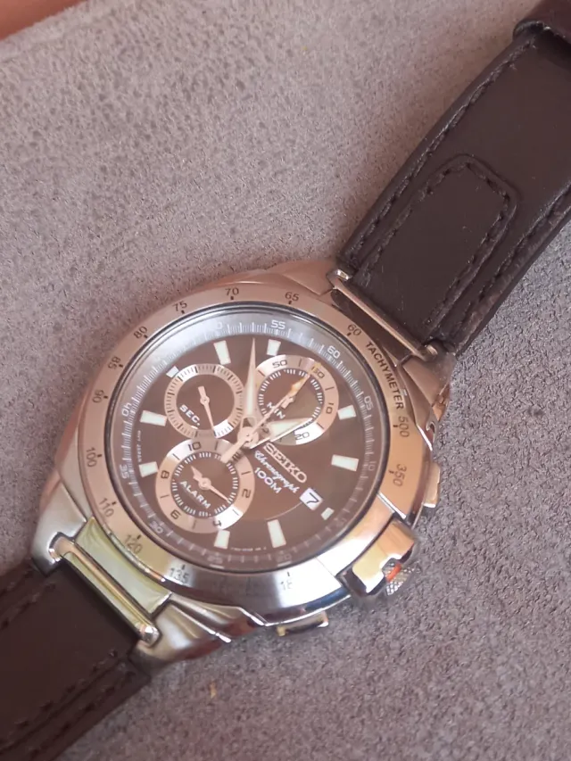 Reloj Seiko Chronograph 100M Marrón/Plata