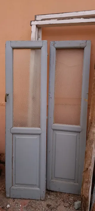 Puerta madera antigua con cristal